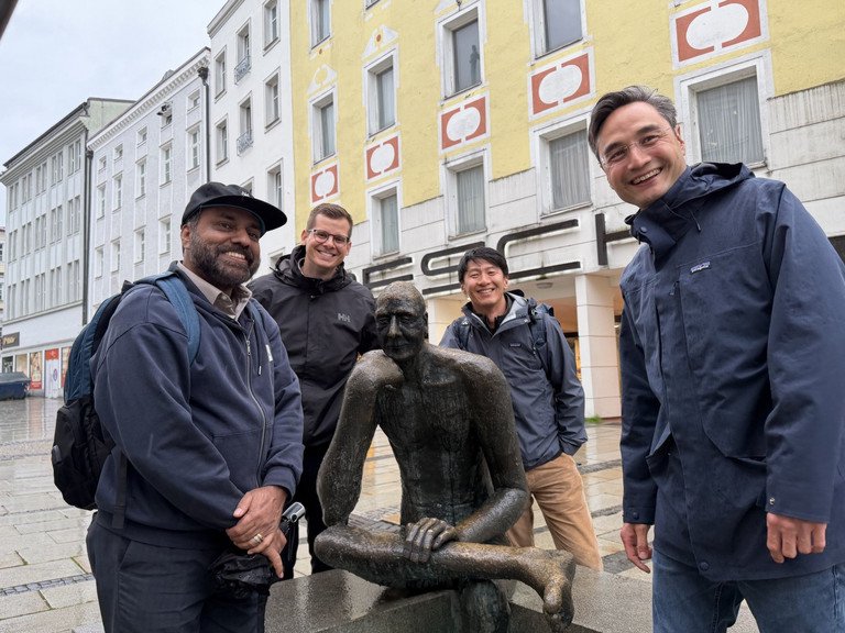 Professor Mathew am Brunnen in der Fu&szlig;g&auml;ngerzone mit Prof. Gnewuch, Prof. Gerlach und Prof. Widjaja (von links).