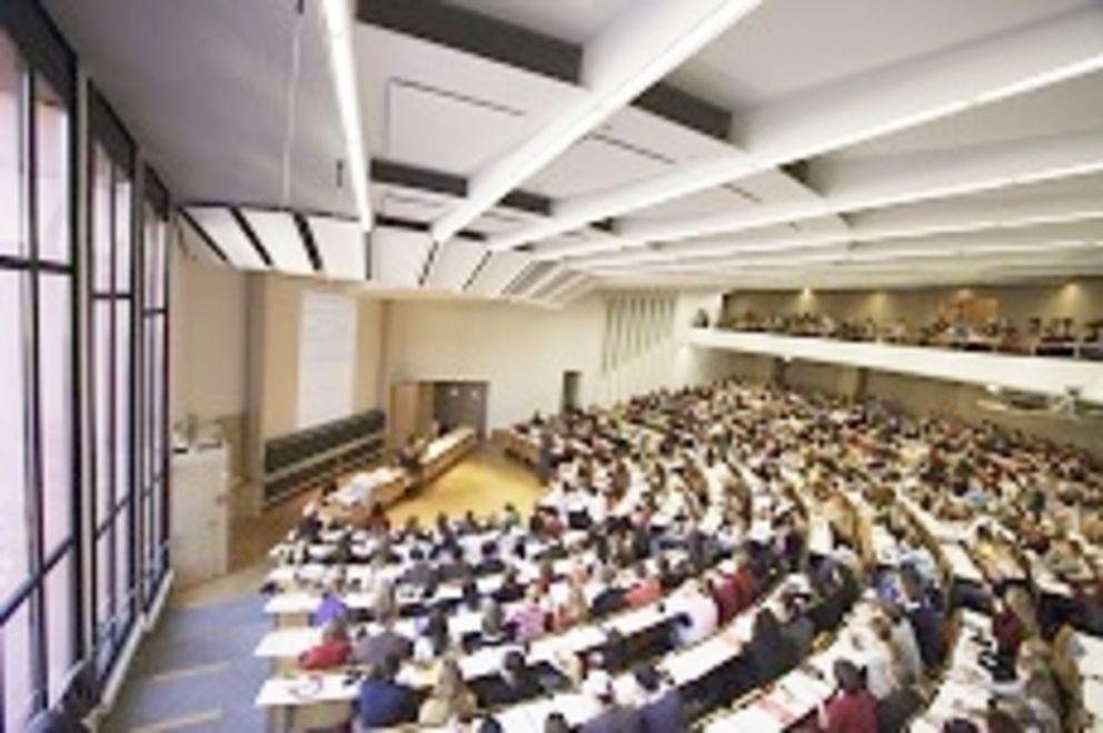 Lehre Studenten vor einem Bildschirm