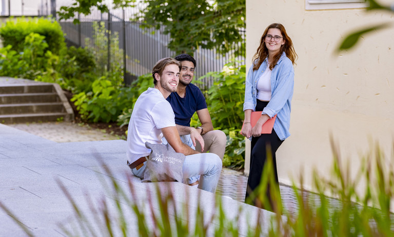 Drei Studierende auf dem Campus der Uni Passau